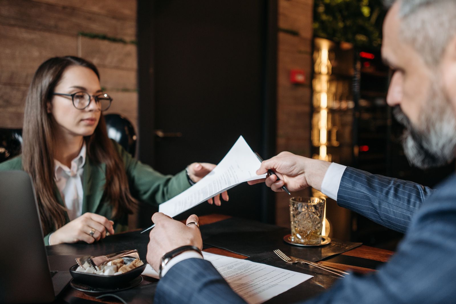 Un recruteur tend une proposition écrite à une candidate